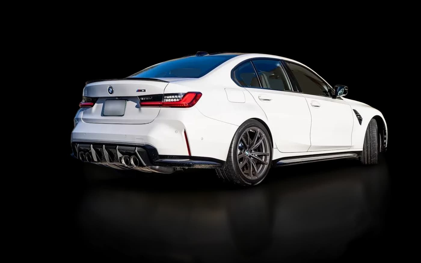 BMW M3 بيضاء: الظل والانعكاس