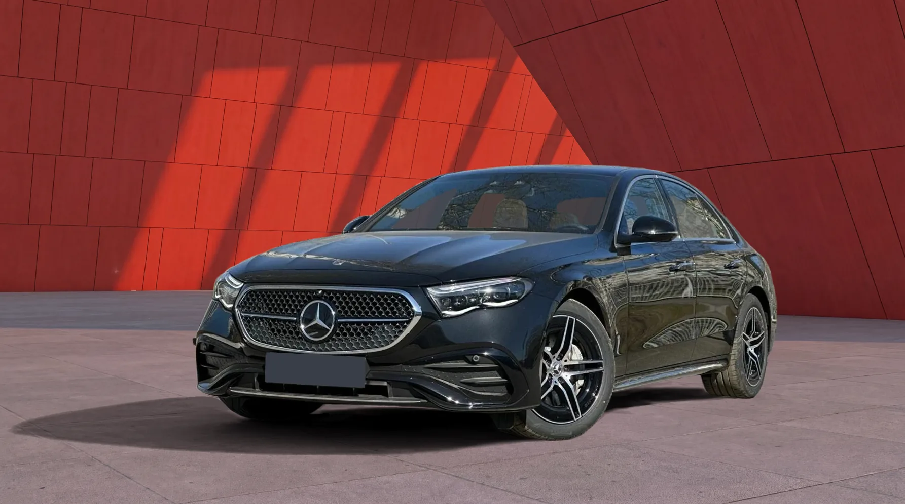 نفس سيارة Mercedes E-Class واقفة في صالة عرض معمارية حمراء بأرضية حجرية وظل ناعم