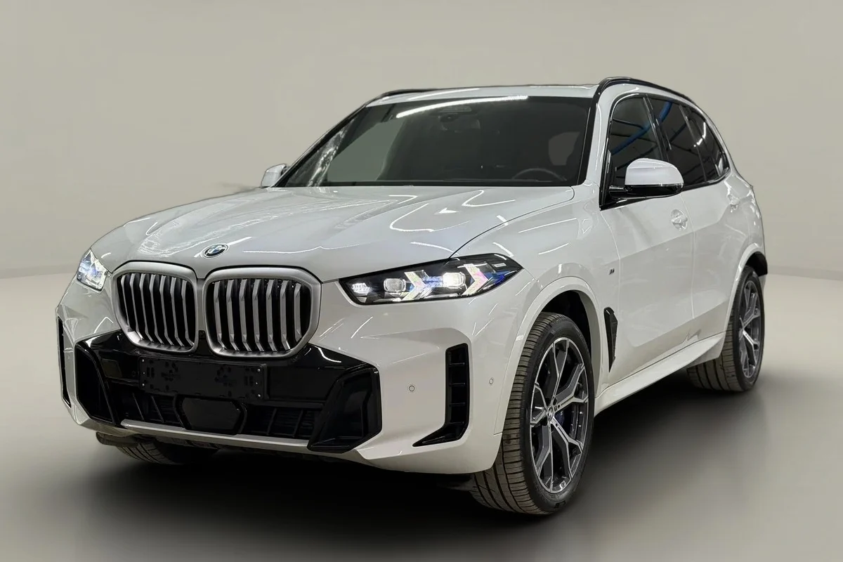 سيارة BMW X5 بيضاء على خلفية «استوديو رمادي» مع ظل وانعكاس على الأرضية
