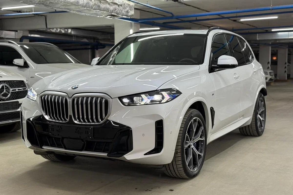 سيارة BMW X5 نفسها مصوّرة في موقف سيارات تحت الأرض